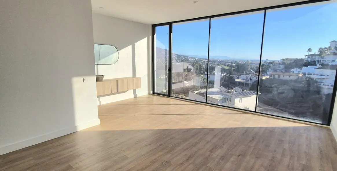 Sale of detached villa in Cerros del Aguila 30