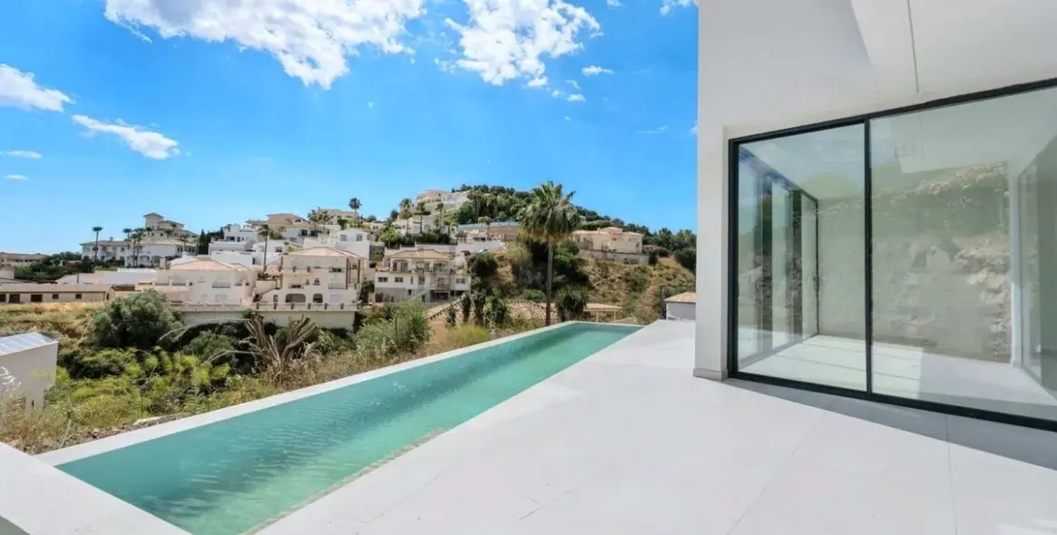 Sale of detached villa in Cerros del Aguila 50