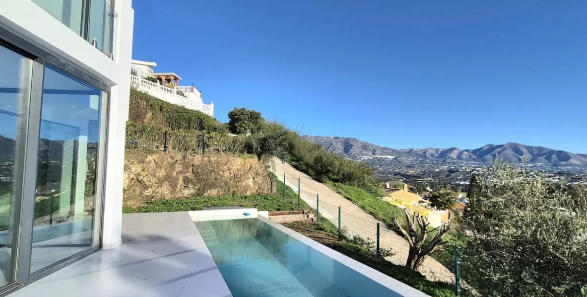 Sale of detached villa in Cerros del Aguila 52