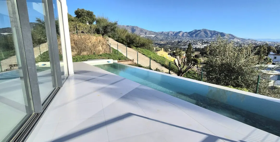 Sale of detached villa in Cerros del Aguila 53