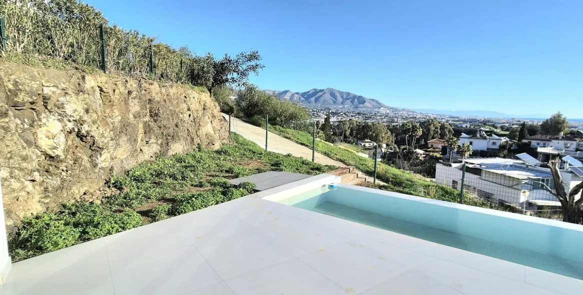 Sale of detached villa in Cerros del Aguila 54