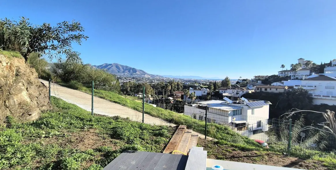 Sale of detached villa in Cerros del Aguila 55