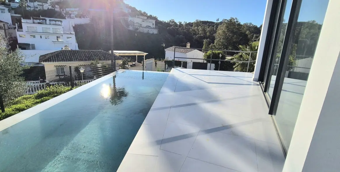 Sale of detached villa in Cerros del Aguila 56