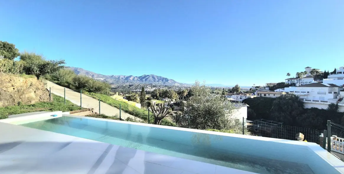 Sale of detached villa in Cerros del Aguila 58