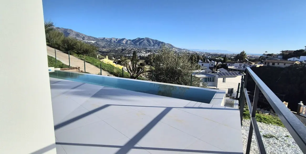 Sale of detached villa in Cerros del Aguila 59