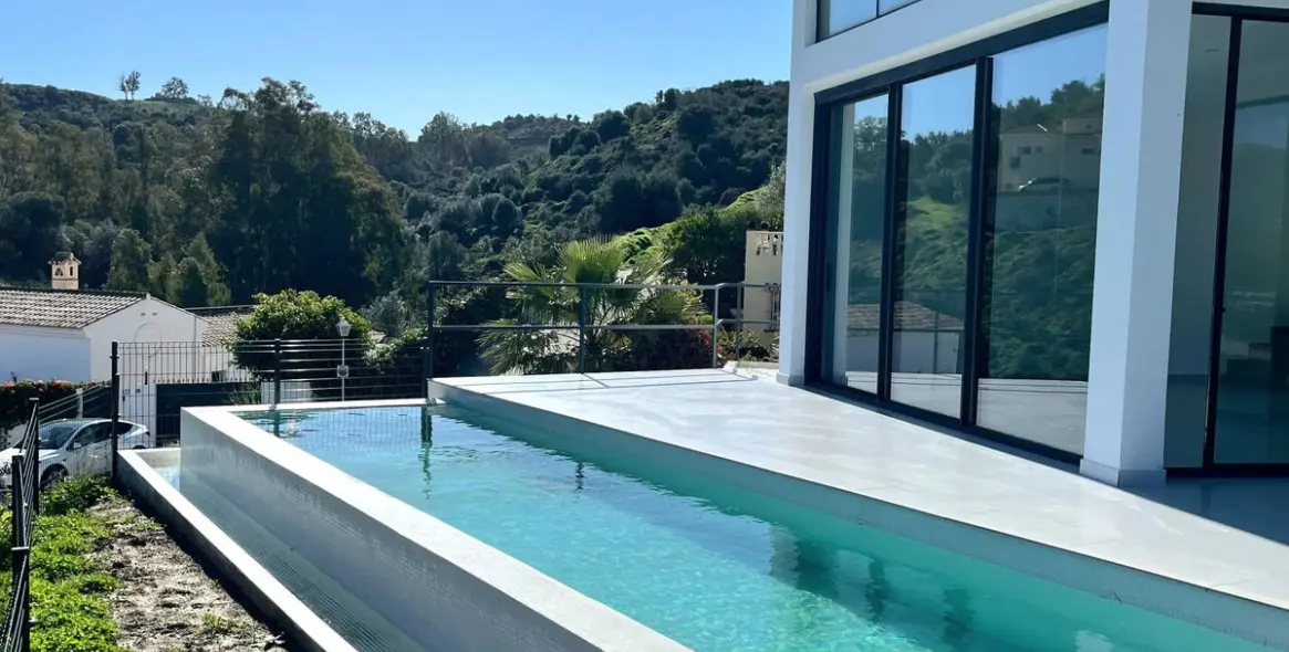 Sale of detached villa in Cerros del Aguila 61