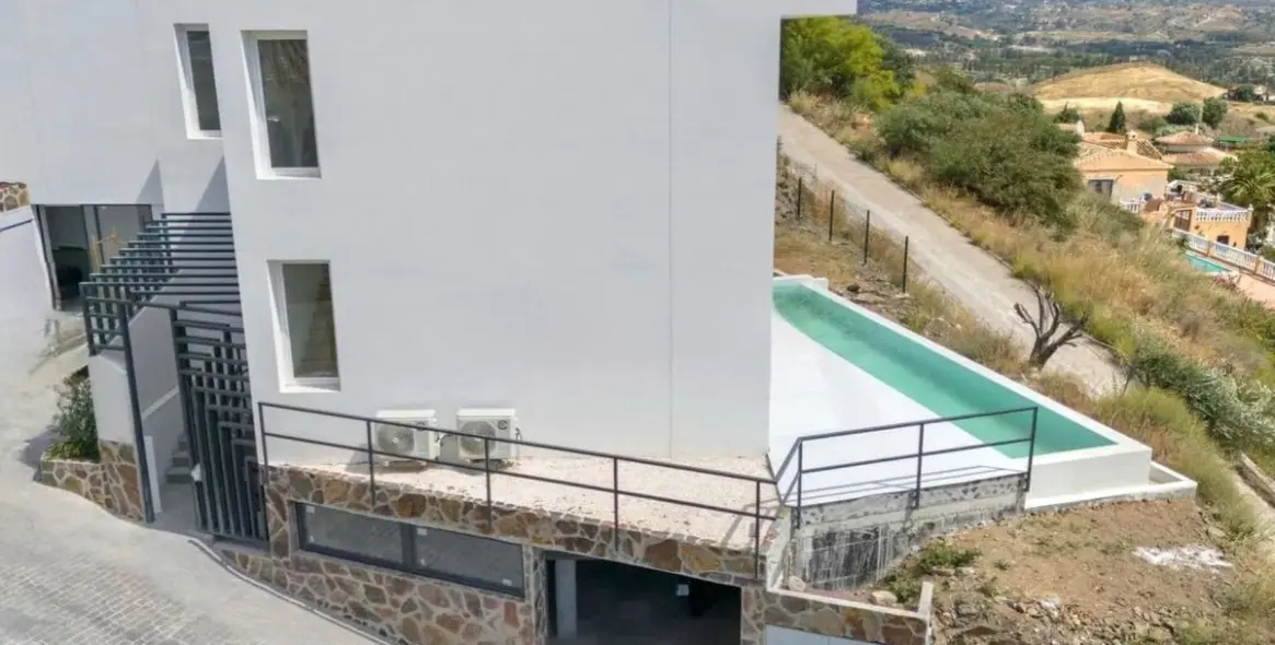 Sale of detached villa in Cerros del Aguila 63