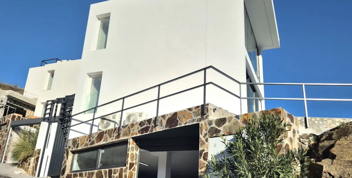 Sale of detached villa in Cerros del Aguila 64