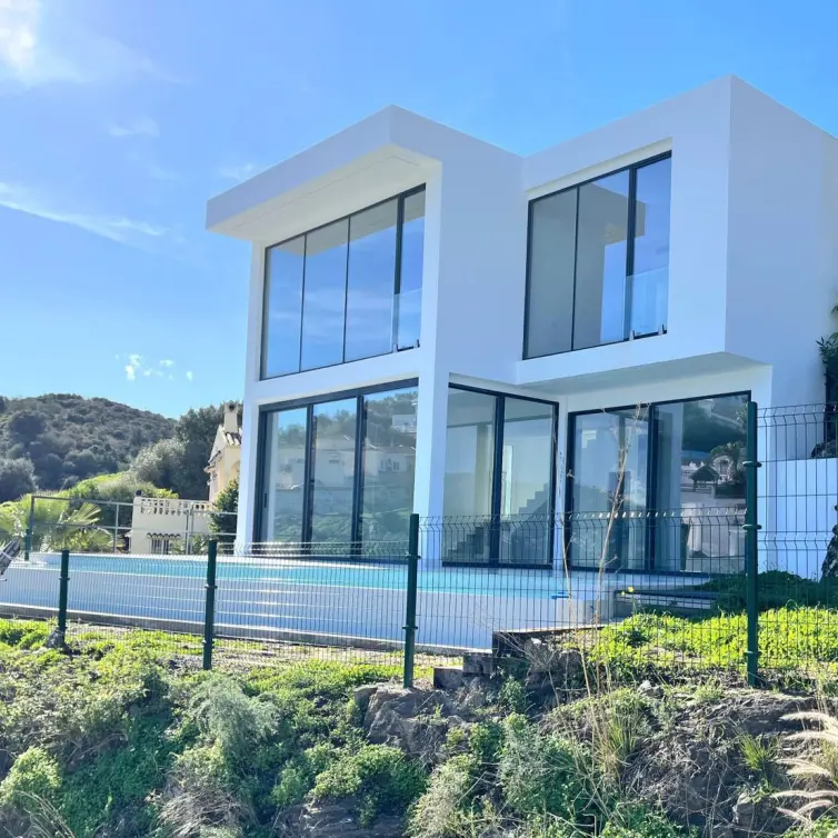 Sale of detached villa in Cerros del Aguila