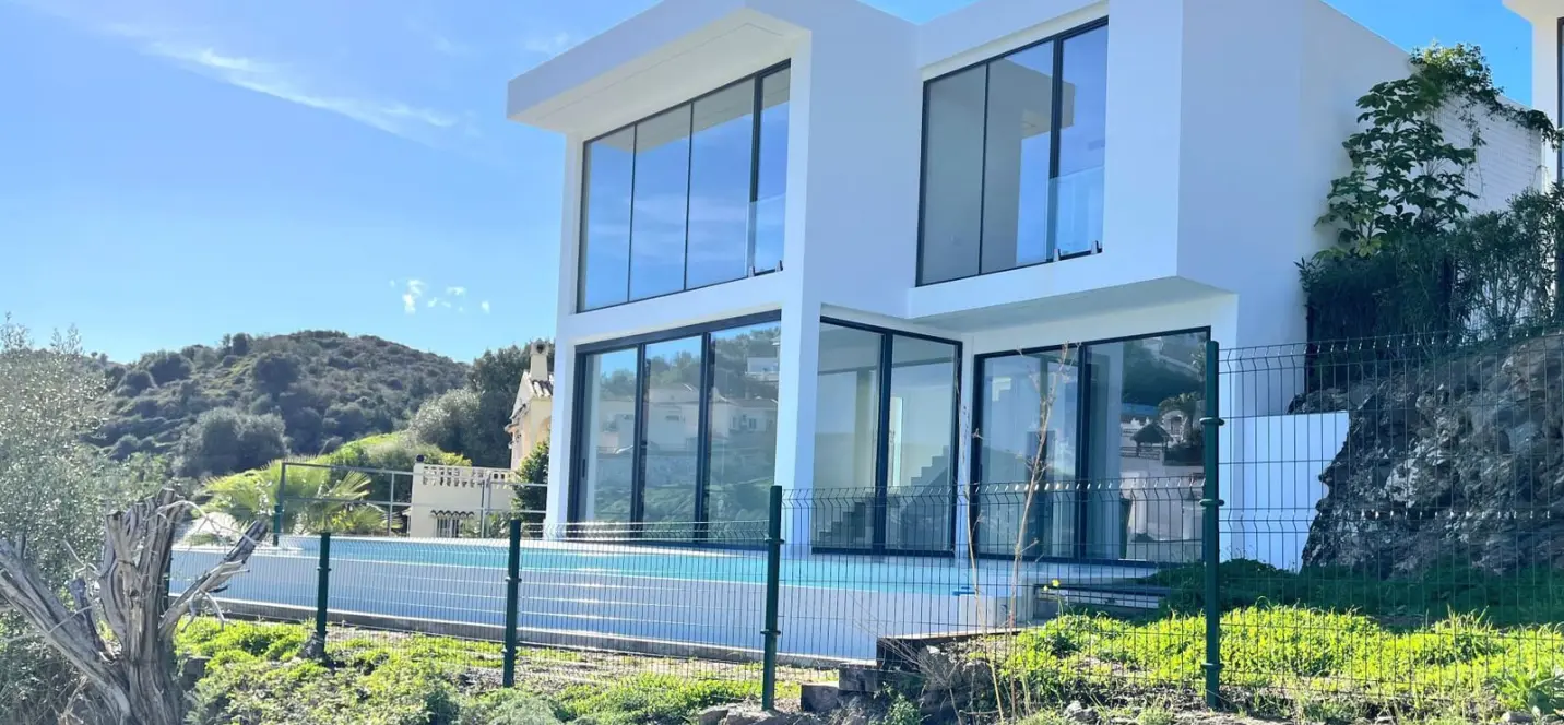 Sale of detached villa in Cerros del Aguila 1