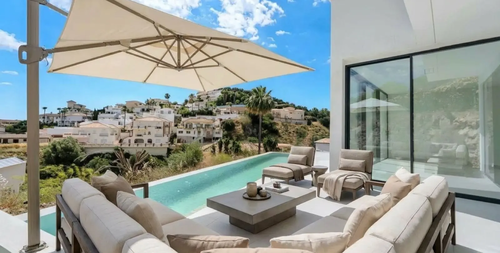 Venta de villa independiente en Cerros del Aguila 53
