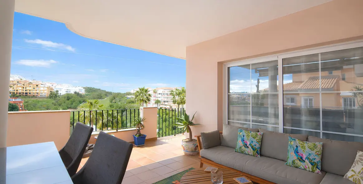Sale of middle floor apartment in Riviera del Sol 1