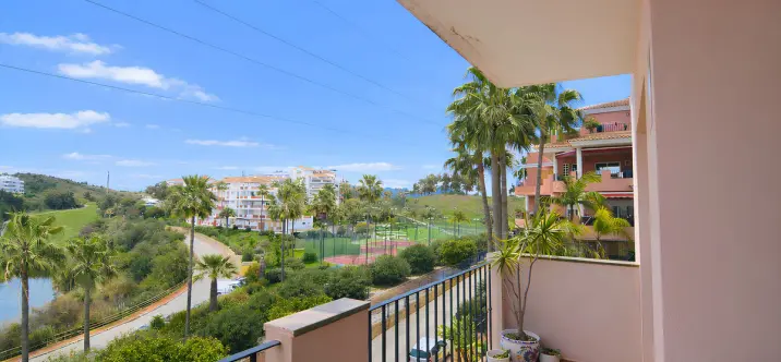 Sale of middle floor apartment in Riviera del Sol 4