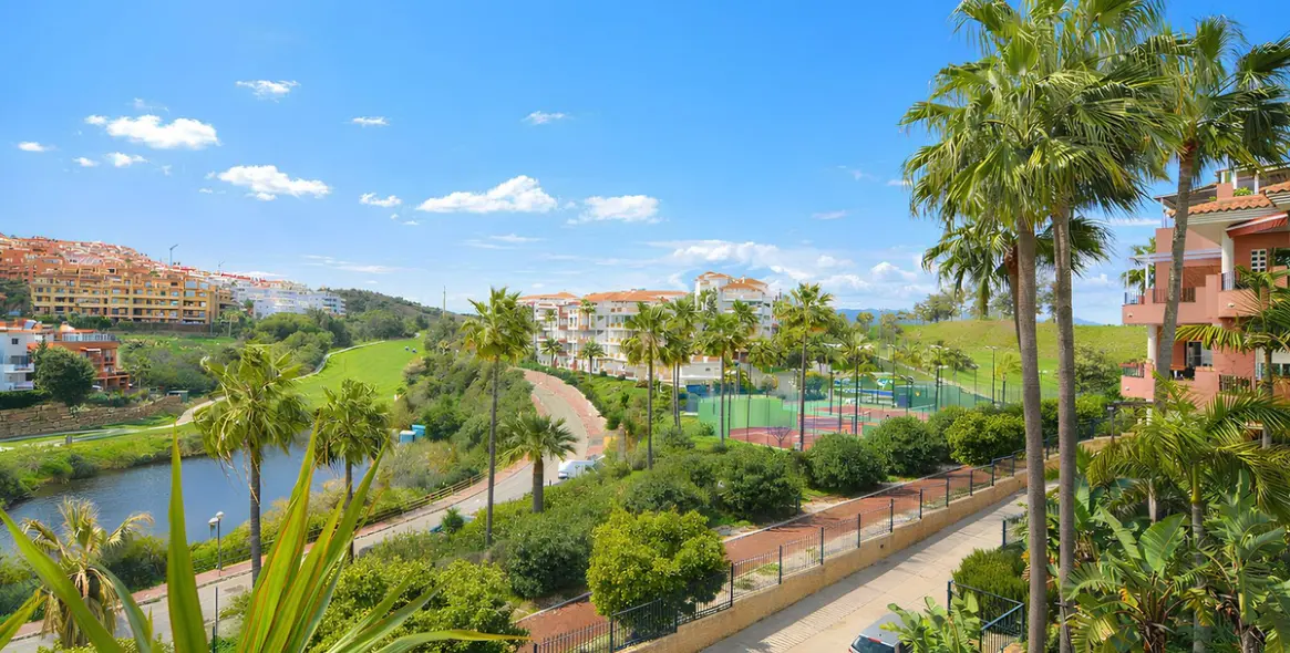 Sale of middle floor apartment in Riviera del Sol 6