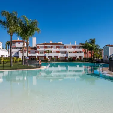 Продажа апартаментов на первом этаже в Estepona