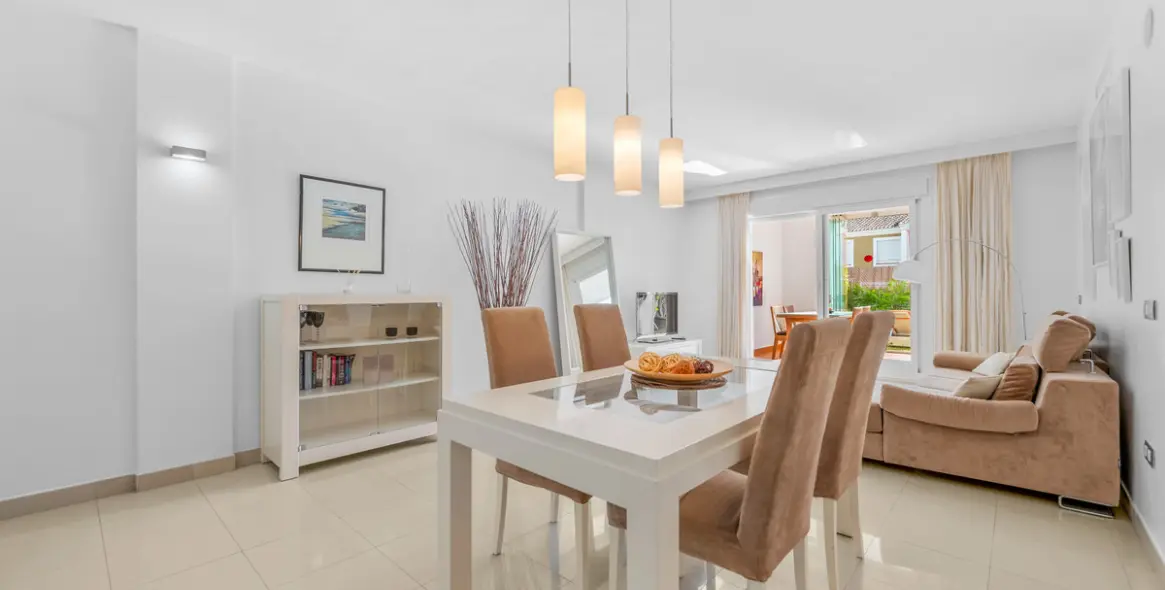 Sale of ground floor apartment in Estepona 11