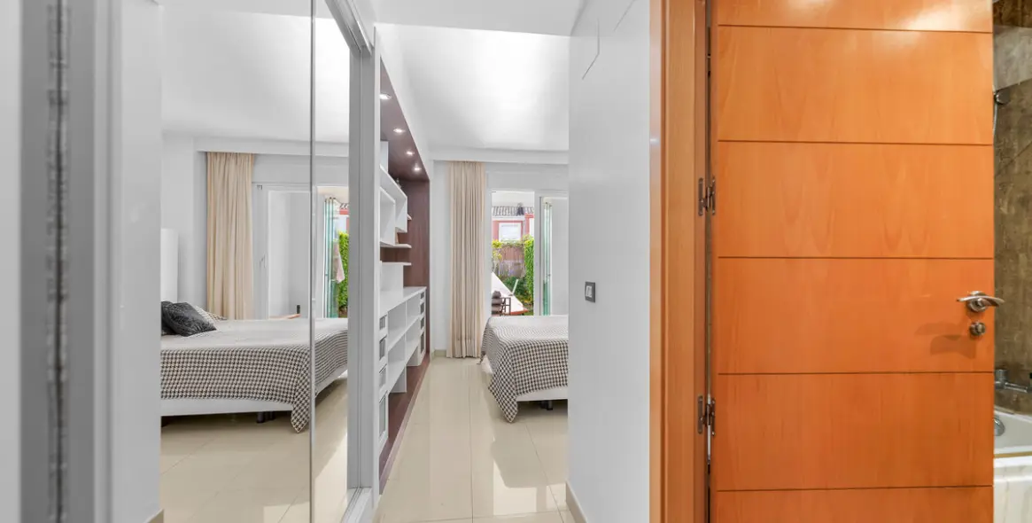 Sale of ground floor apartment in Estepona 18