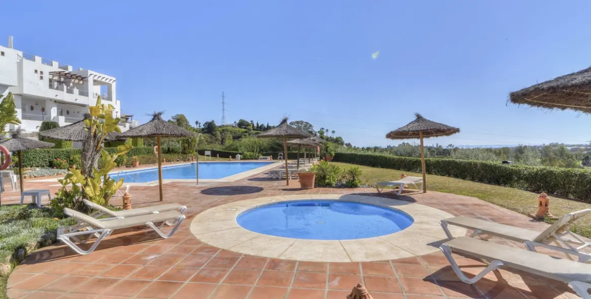 Sale of middle floor apartment in Los Arqueros 14