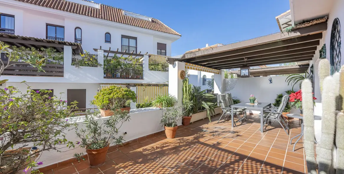 Долгосрочная аренда апартаментов на среднем этаже в The Golden Mile 2