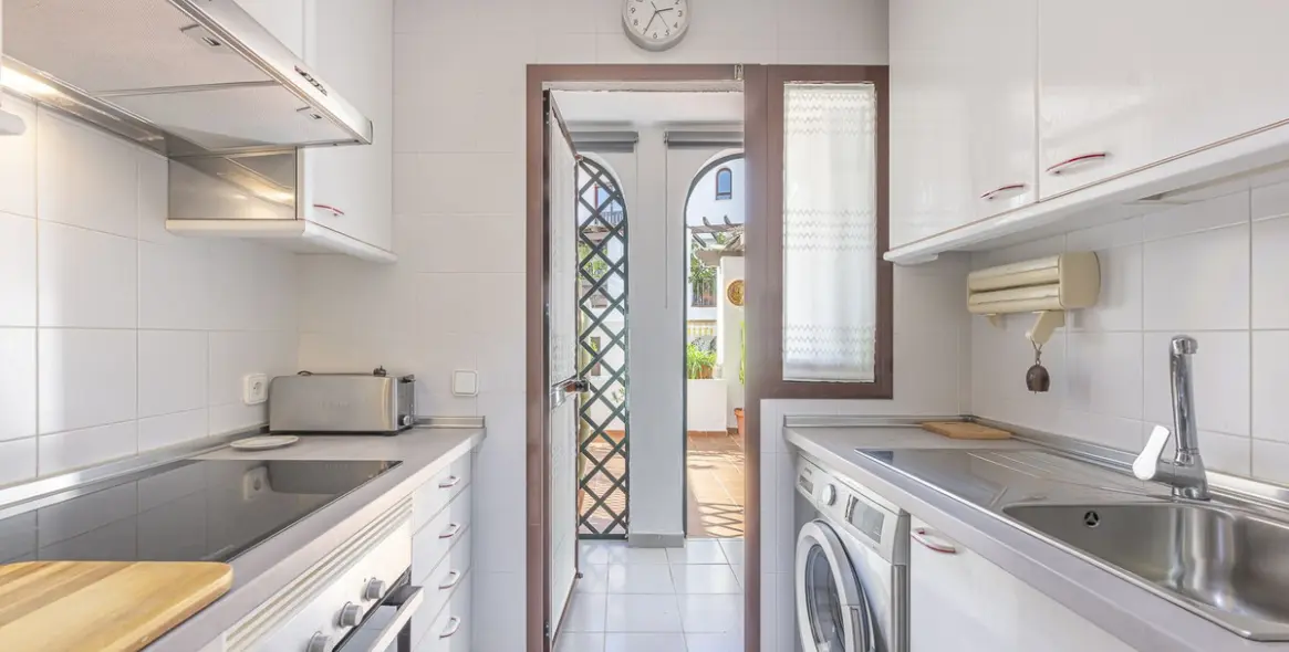 Долгосрочная аренда апартаментов на среднем этаже в The Golden Mile 9