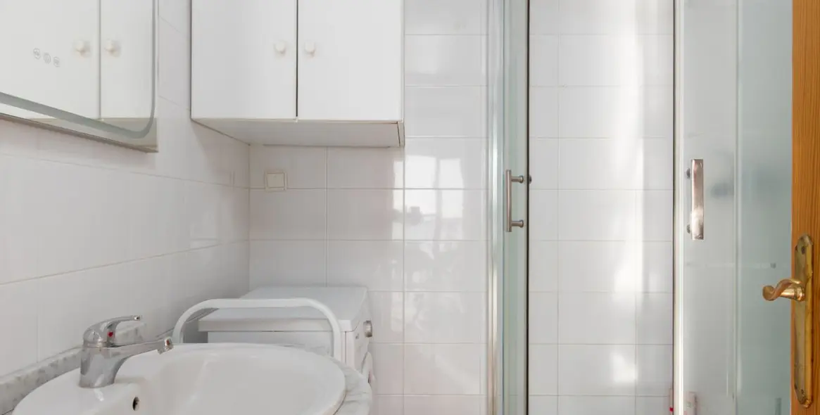 Sale of middle floor apartment in Fuengirola 12