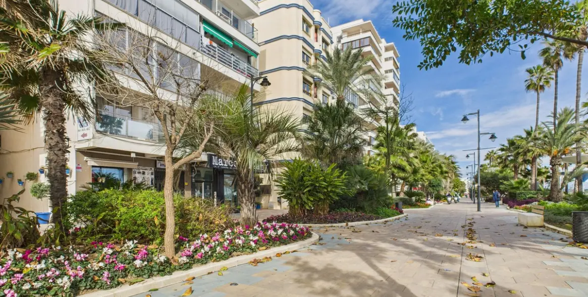 Sale of middle floor apartment in Estepona 1