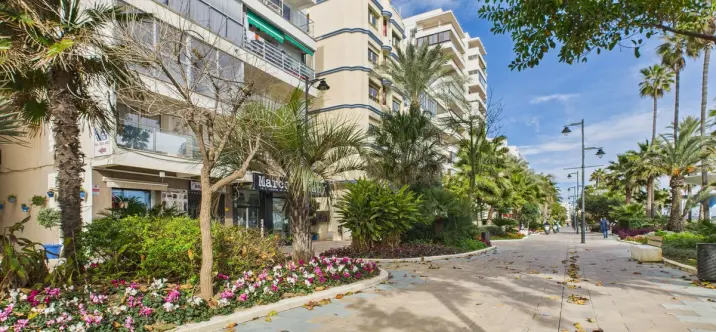 Продажа апартаментов на среднем этаже в Estepona 0