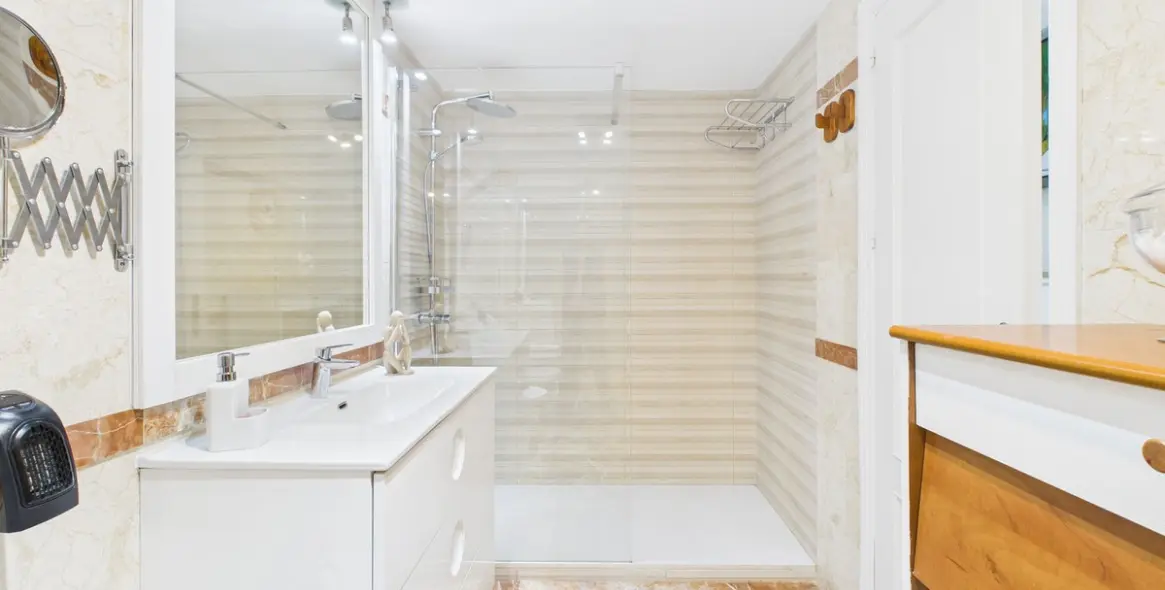 Sale of middle floor apartment in Estepona 11