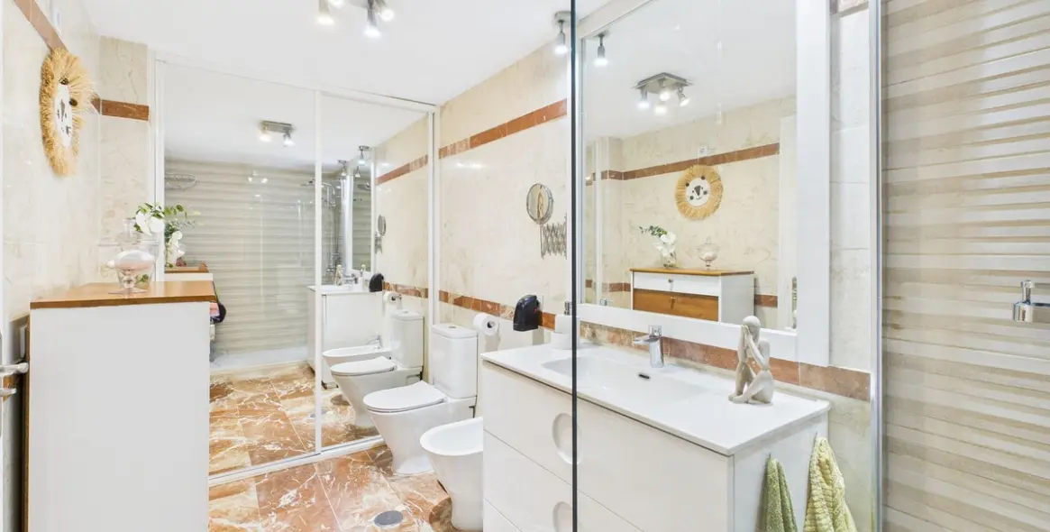 Sale of middle floor apartment in Estepona 12