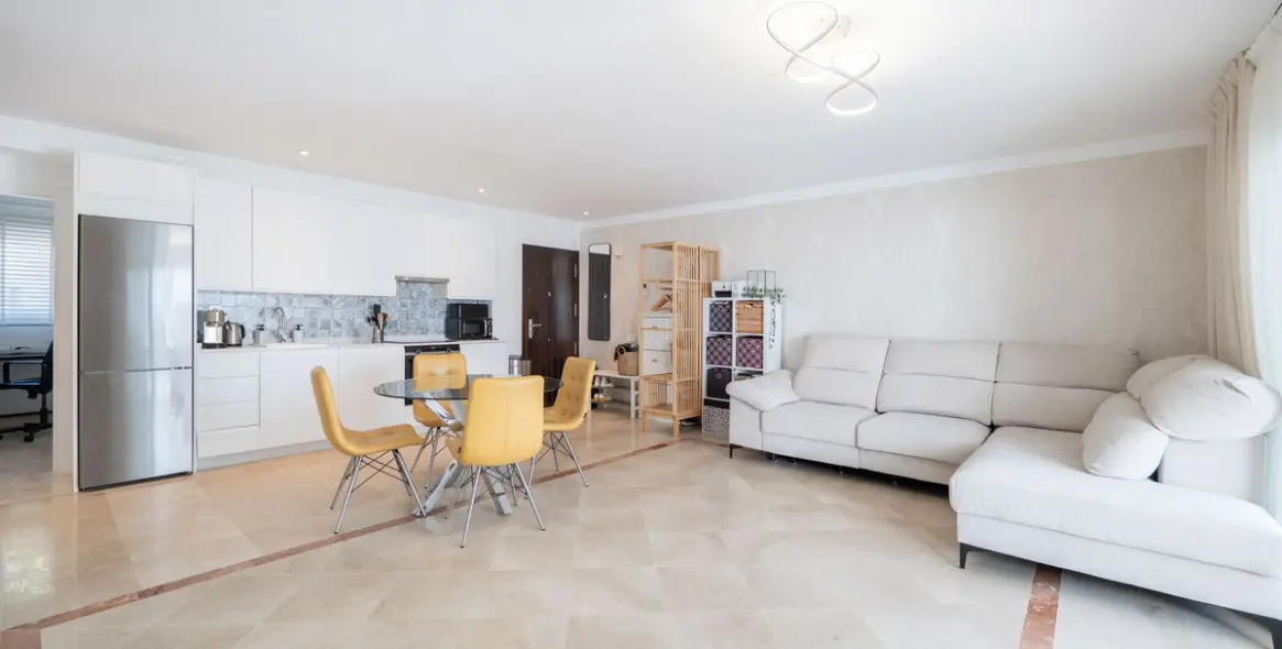 Sale of ground floor apartment in El Paraiso 10