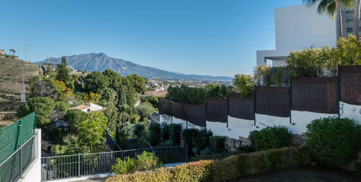 Продажа апартаментов на первом этаже в El Paraiso 40