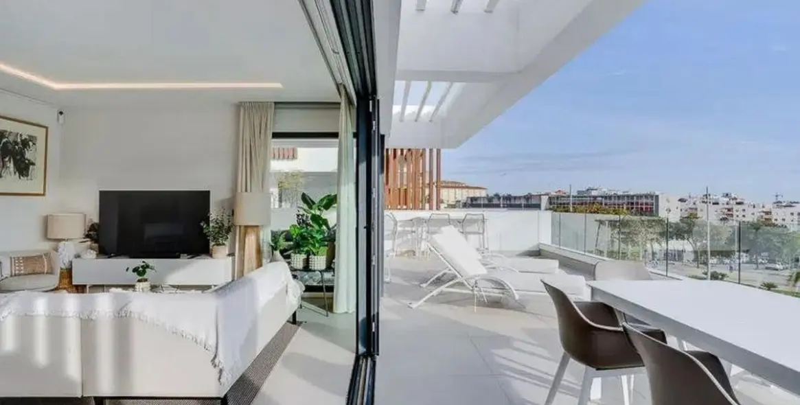 Sale of middle floor apartment in Estepona 1