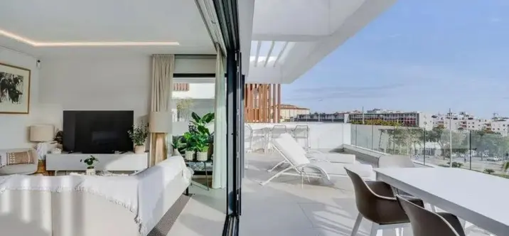 Продажа апартаментов на среднем этаже в Estepona 0