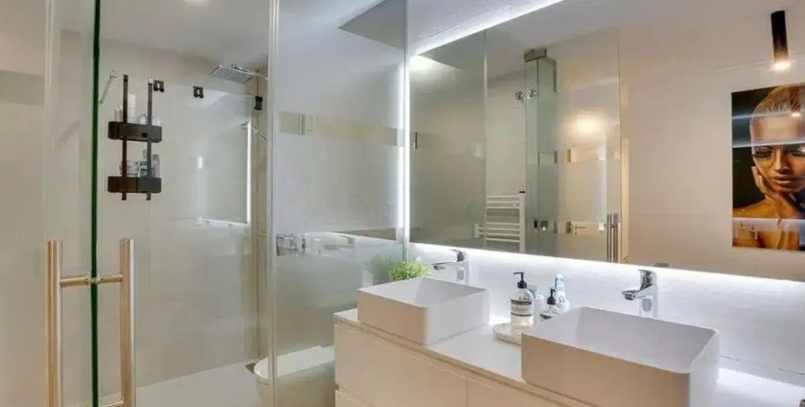 Sale of middle floor apartment in Estepona 11