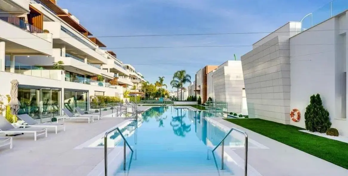 Sale of middle floor apartment in Estepona 16