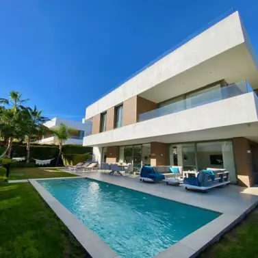 Long-term rent of detached villa in Estepona