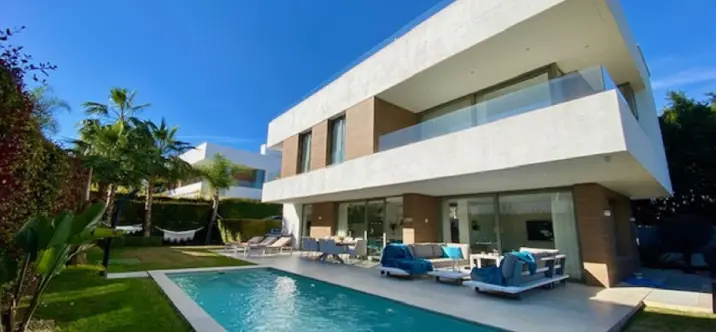 Alquiler a largo plazo de villa independiente en Estepona 0