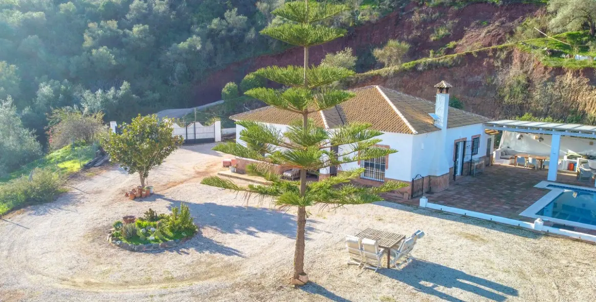 Sale of detached villa in Colmenar 3