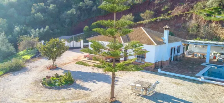 Sale of detached villa in Colmenar 2