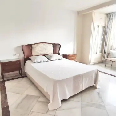 Venta de apartamento en planta media en Marbella