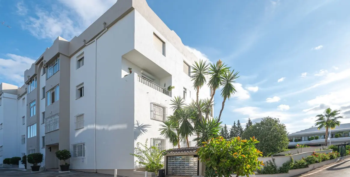 Sale of ground floor apartment in Nueva Andalucía 28