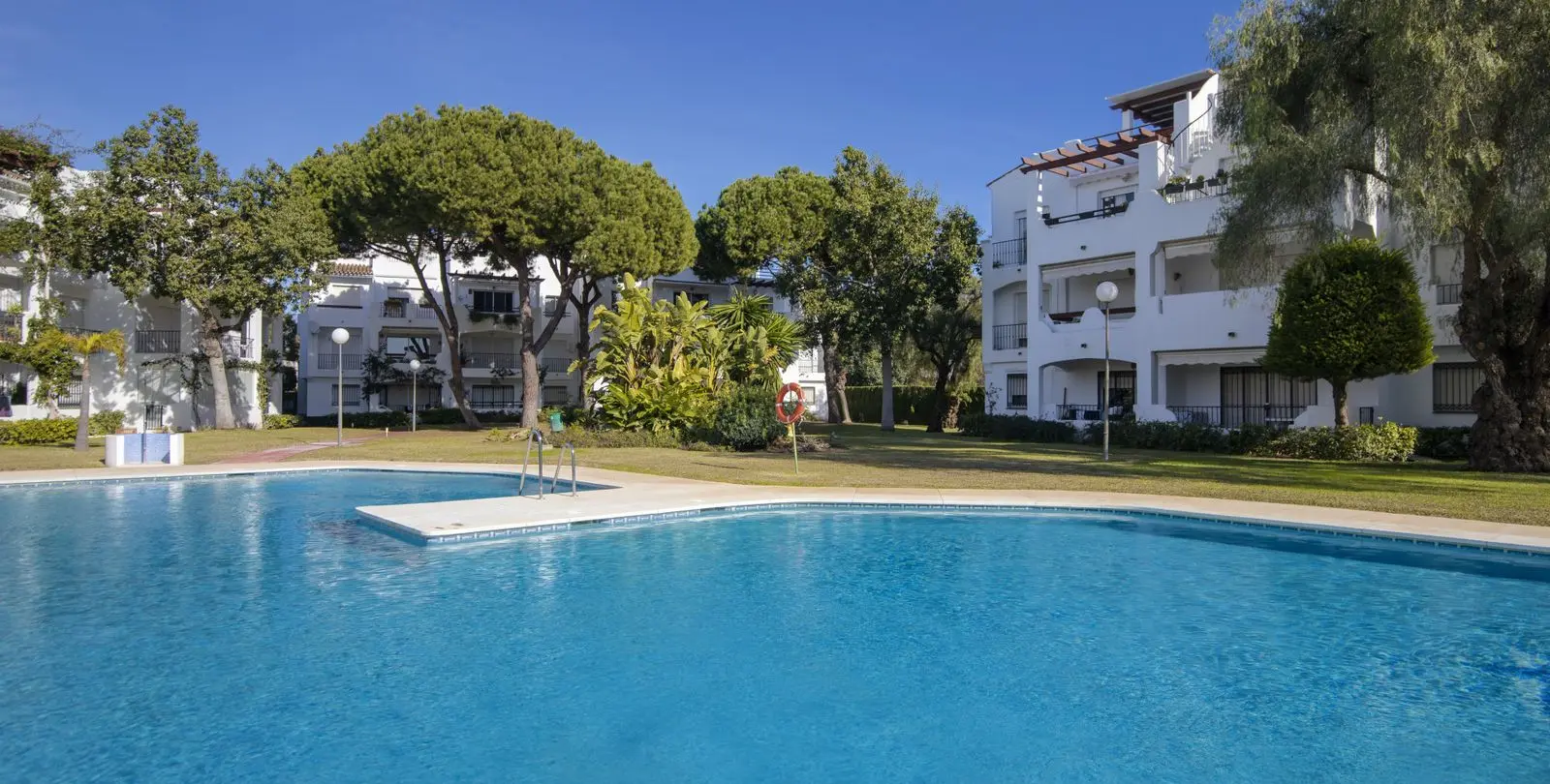 Sale of townhouse in Estepona 1