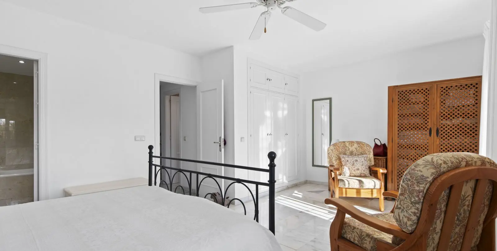 Sale of townhouse in Estepona 13