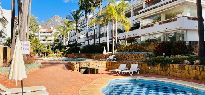 Sale of middle floor apartment in The Golden Mile 0