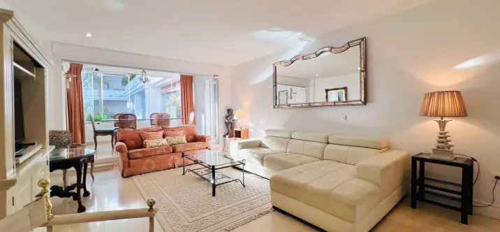Sale of middle floor apartment in The Golden Mile 2