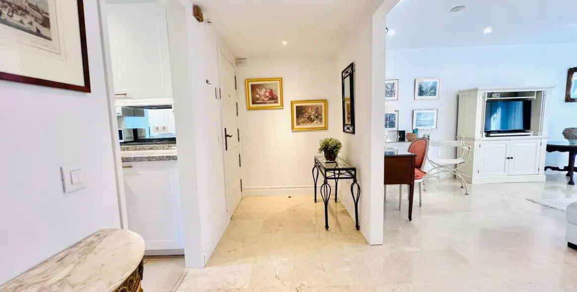 Продажа апартаментов на среднем этаже в The Golden Mile 8