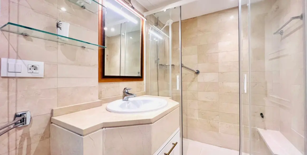 Продажа апартаментов на среднем этаже в The Golden Mile 16