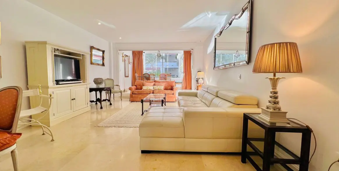 Продажа апартаментов на среднем этаже в The Golden Mile 2