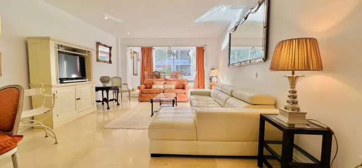 Sale of middle floor apartment in The Golden Mile 1