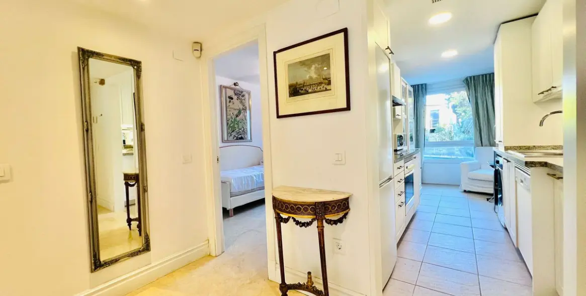 Продажа апартаментов на среднем этаже в The Golden Mile 7